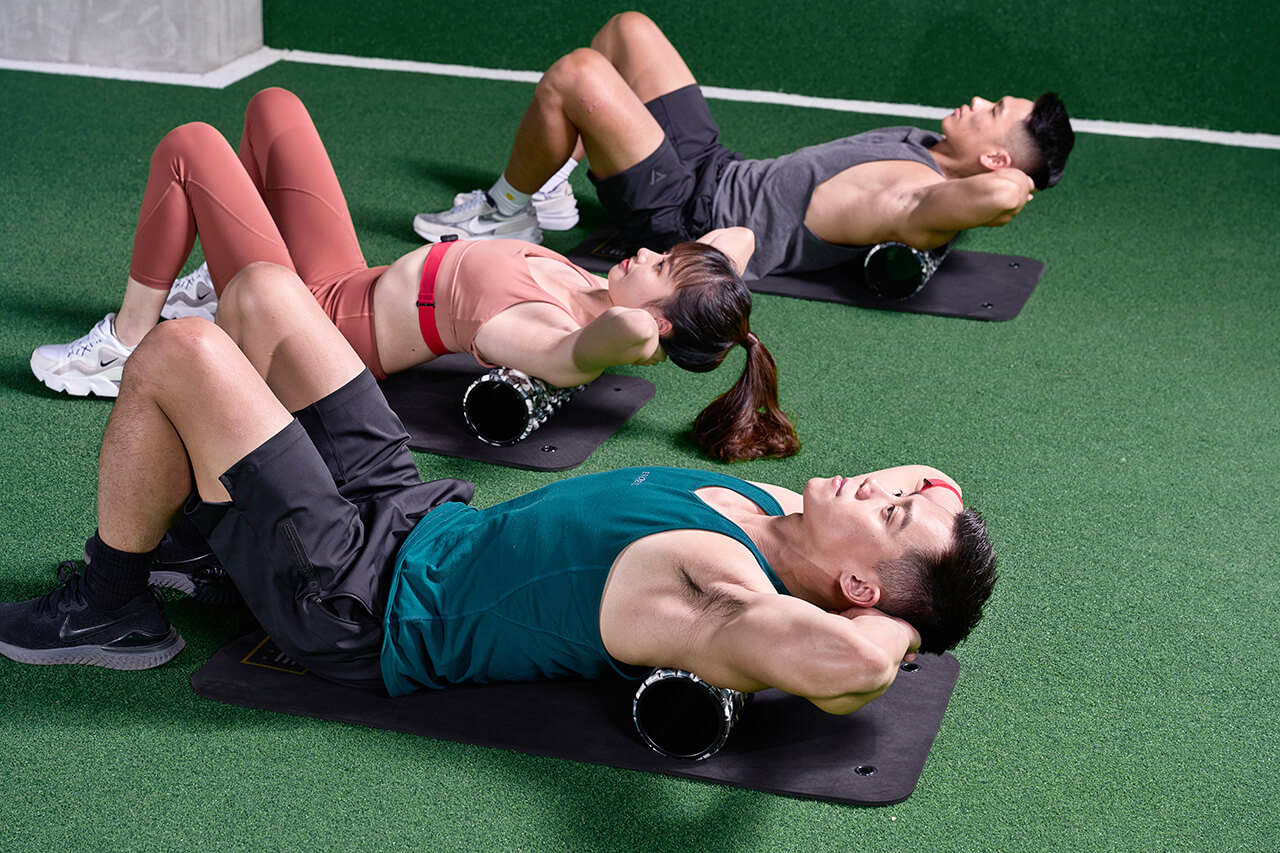 FITZONE RELIEF 專為舒緩身心而設計的課程,會使用按摩球、瑜伽磚和毛巾等輔助工具來教你筋膜放鬆。